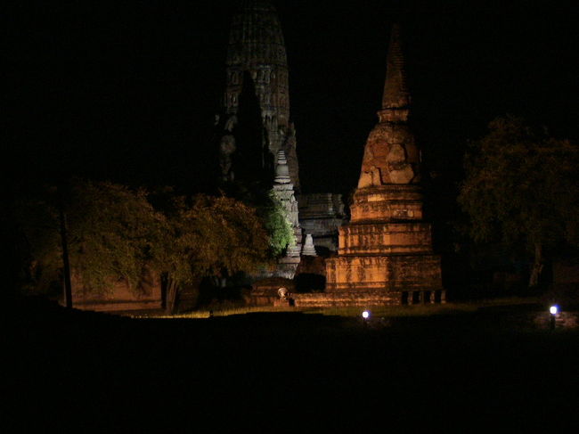 夜にライトアップされたアユタヤです。<br />景観はとてもすばらしいのですが、体を飛び交う虫がすごくて、蚊ではないのですが半端ではありません。