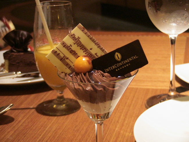 夜はインターコンチでビュッフェの夕食です。<br />ビュッフェですが、料理の種類が本当にたくさんで驚きました。デザートも、チョコフォンデューが充実しているなど、その数がすごかったです。<br />食べすぎ、ビュッフェは反省が大です。
