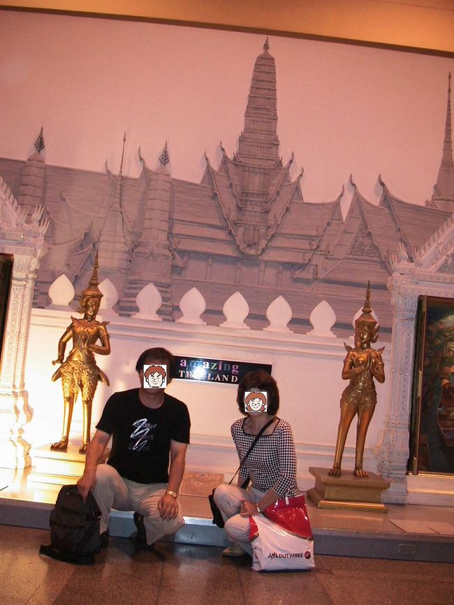 ドンムアン空港内で記念の写真をパチリ。