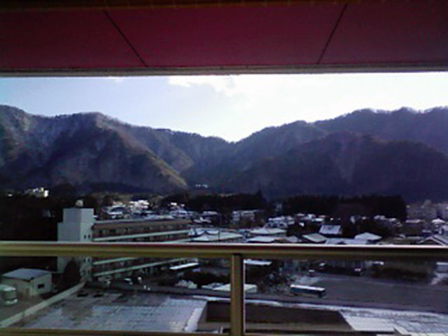 ７階通路の窓から。<br />見えにくいのですが、昨夜の雪で少しだけ、山が白く。でも本来なら真っ白の雪景色なのですがねー