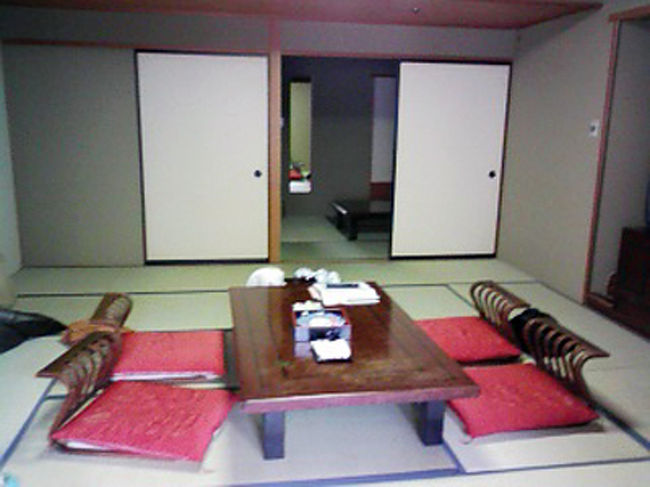 お部屋です。たぶん６人部屋です。<br />手前が寝る部屋用ですかね。<br />奥は宴会部屋。