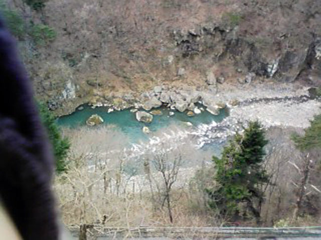 部屋の窓から。<br />鬼怒川を撮ってみました。この時期なので暖冬でも水量が少ないですね。<br />春になると屋形船が通るかも。。。