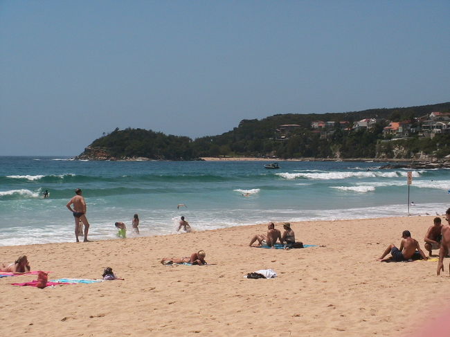 今日は平日（木曜日）なのでビーチに人はあまりいません。波が少し荒いかな。普段は海を見ることがないのでわかりませんが。