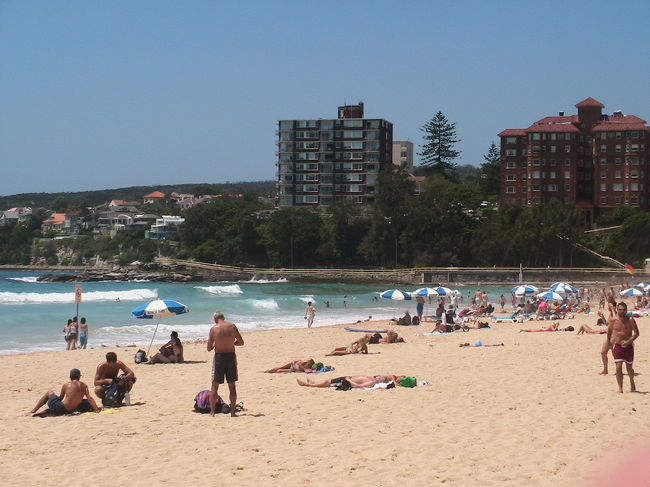 マンリーは、シドニーから船で３０分くらいなので、通勤している人もけっこう多いらしいです。リゾートですが、マンションもあります。