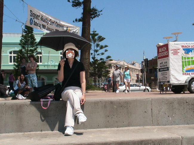 写真奥に見える建物は、レストランやショッピングストアーなどがたくさん並んでいるところです。<br />船を下りると、ビーチまで４〜500メートルくらいでしょうか、きれいで、にぎやかな商店街が続いています。