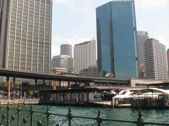 また、シドニーに戻りました。<br />サーキュラーキー駅の風景です。駅の上は高速道路（首都高）です。