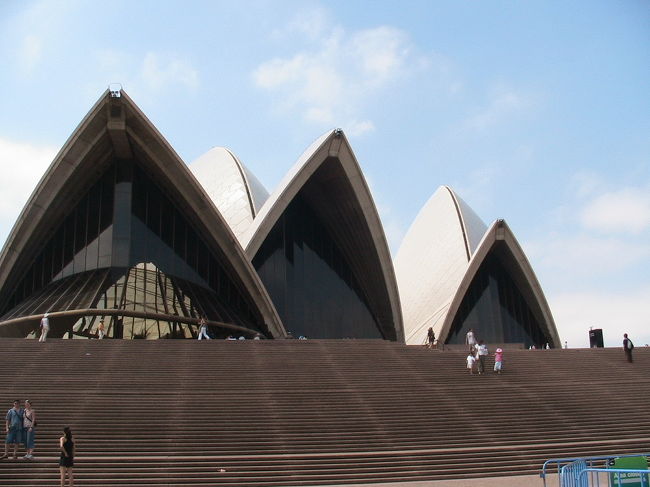 オペラハウスに行きました。近くで見ると意外と大きいんです。