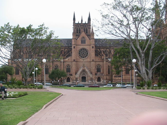 公園隣のセント・メリー大聖堂です。有名な教会だそうです。とても長いバージンロードが有名だとか。入ってみましたが、実際、かけっこができますよ。