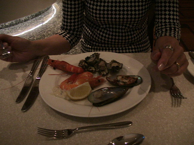 夕食はホテルのレストランでビュッフェでいただきました。牡蠣とエビばかり食べていました。<br />私の乏しい食生活ではありますが、オーストラリアの牡蠣、エビは本当にうまいです。東京のエビとは違います。