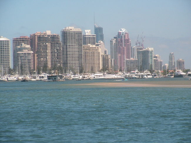 4日目は、シドニーからゴールドコーストに移動します。朝早くシドニー空港へ行き、7:05のカンタスで、ブリスベンには7:35に到着です。（１時間３０分乗りましたが、時差ではありません。州ごとでサマータイムを採用しているか、否かの時間差です）ブリスベンからゴールドコーストまでは約９５ｋｍあります、バスで移動しました）