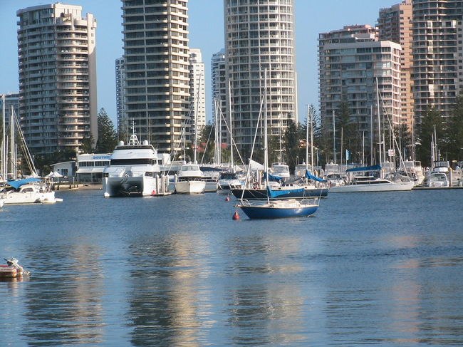 朝早くゴールドコーストに着いたので、サーファーズパラダイス･ビーチやショッピングセンターなどを散策して、そのあと船で、ホテル近くのマリーナミラージュまで行きました。<br />