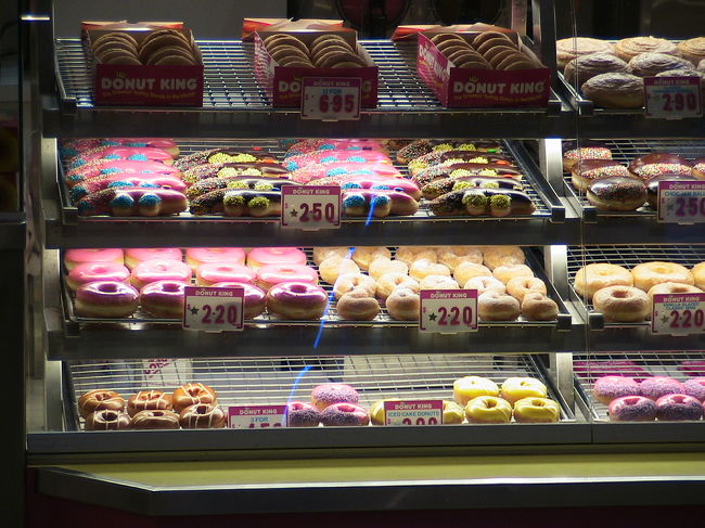 ゴールドコーストのショッピングセンターにあった「ドーナツ･キング」の商品ですが、どぎつい色のドーナツですね。オーストラリアではわりと一般的らしいです。「あれっ」いま気づきましたが、１個2.2ドル（約200円）ミスタードーナツと比較してどうなんでしょうか。