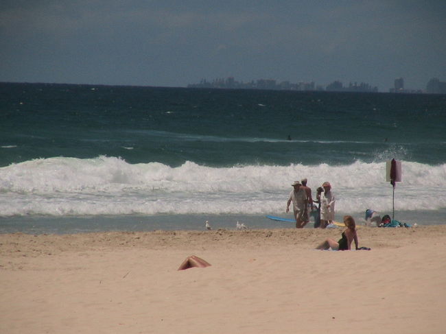 ビーチです。波は荒いです。だからサーファーズと名づけたのでしょうか。