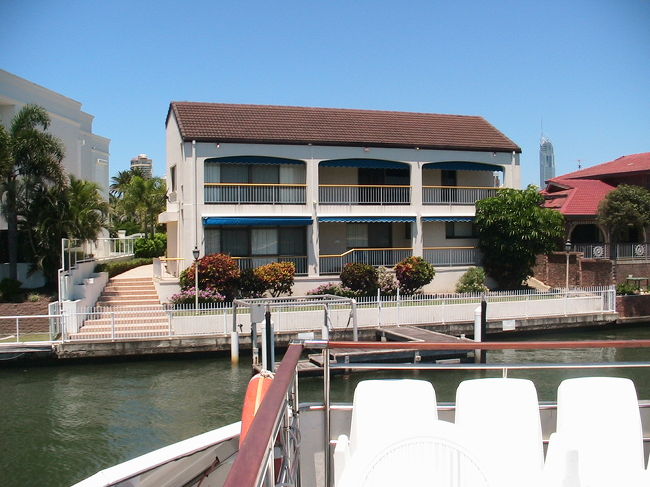 マリーナミラージュまで、このような住まい・別荘がたくさんあります。数億円もするそうです。<br />彼らの夢は、ボート付きの家を持つことだそうです。