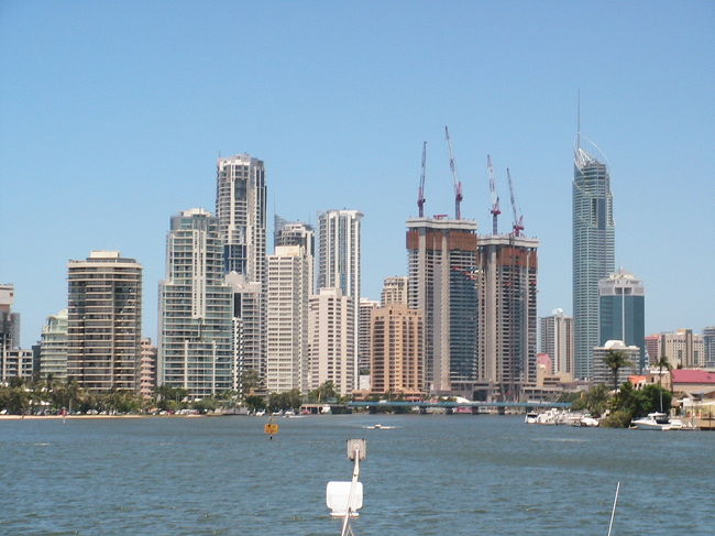 ゴールドコーストもすっかりコンクリートの建物でいっぱいになったようです。<br />ビーチというよりは、観光地になったのでしょうか。