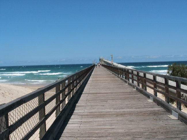 ゴールドコーストからはずれたかなり北方にある大桟橋の上で撮った写真です。豪快な景色です。