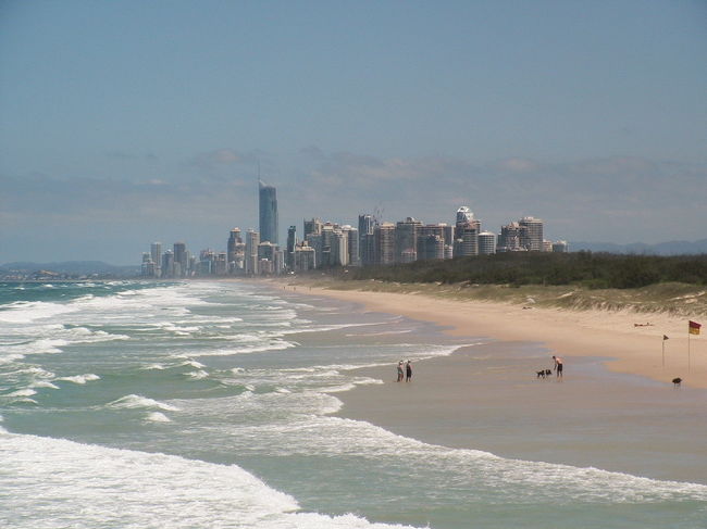 遠くにゴールドコーストの町並みが見えます。けっこう気にいってます、この景色。