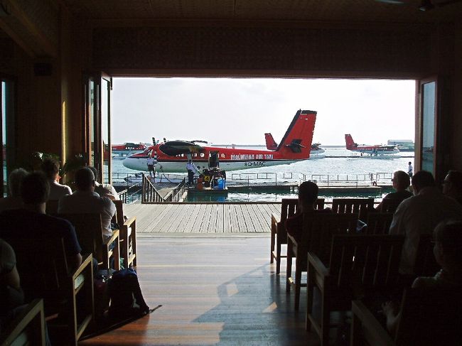 マーレの水上飛行機乗り場。<br /><br />初めての水上飛行機にワクワクです。<br /><br />しかし、ここは重量制限が厳しいっ。<br />預ける荷物が20?、手荷物5?が基本です。