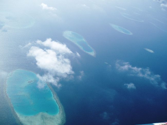 いよいよヴィラメンドゥにむけて出発！<br />約20分のフライトです。<br /><br />綺麗な環礁が見えてきましたぁ！！