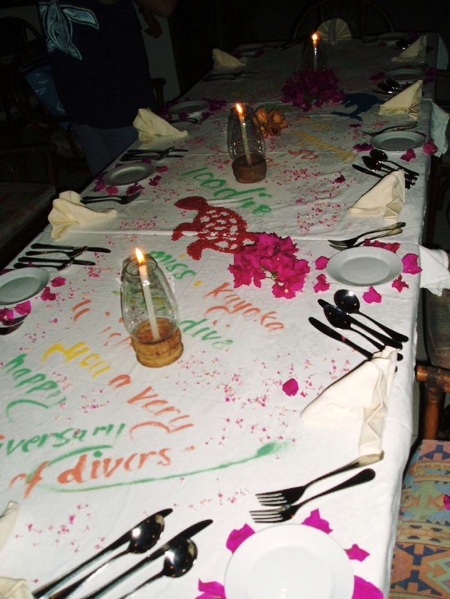 朝と夜はビュッフェです。<br />ポテトが美味しかったなぁ。<br /><br />最後の夕飯時にはテーブルをこんな風に飾ってくれます。<br />