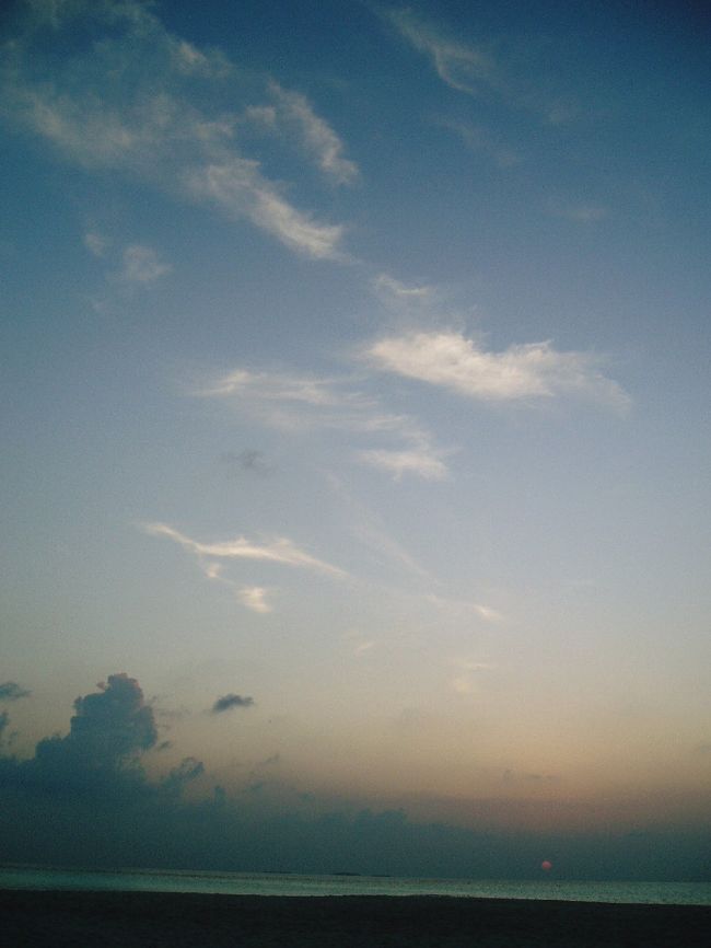 モルディブの夕日。<br /><br />あっという間の5日間でした。