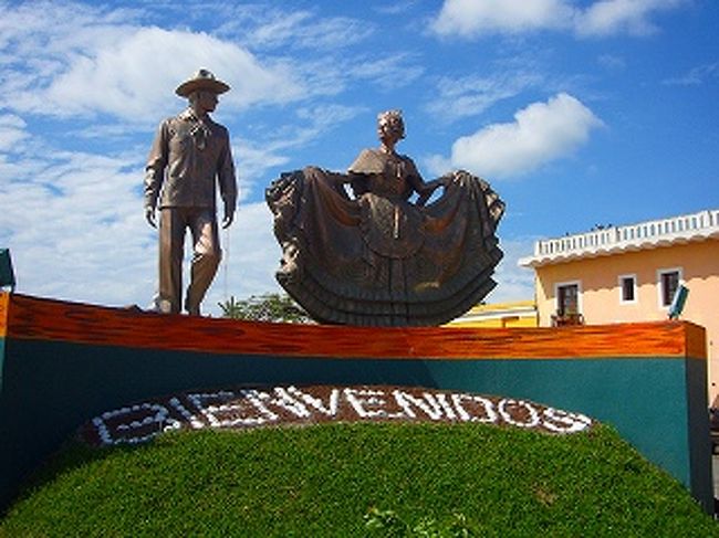 Veracruz市からバスで2時間ほどかけてTlacotalpanへ到着。街の入り口にはこんな観光客を歓迎する像がありました。<br />ちなみに、Veracruz市からTlacotalpanへのバスは一等バスターミナルから1時間おきに出ていますが、チケットはバスの運転手に直接払うことになっているので14番ホームへ直接行ってバスに乗りました。（2007年1月現在）