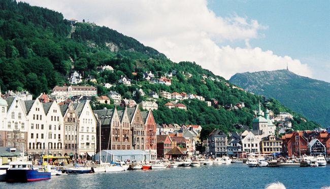 18世紀の木造の家がハーバー沿いに立ち並ぶ世界遺産のブリッケン地区。