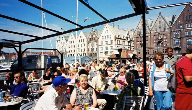 各国の人々が集う。