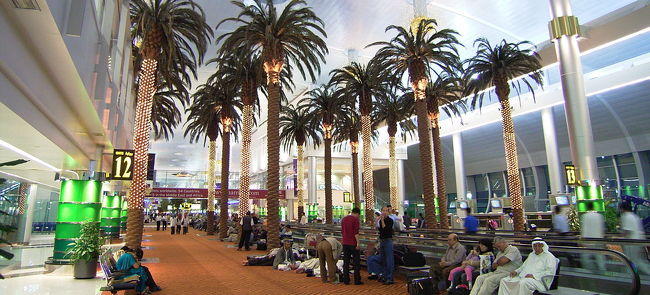 空港は、派手。