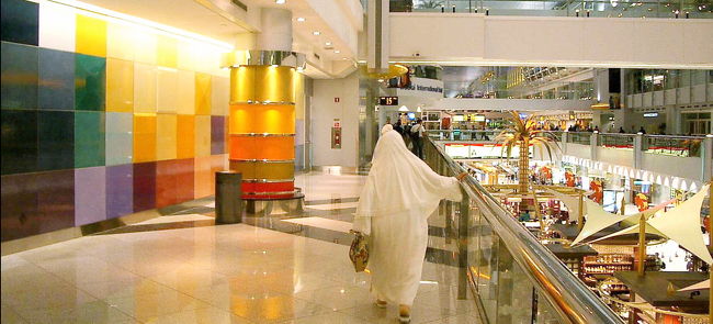 イスラムの白装束の人がたくさんいます。<br />不思議な雰囲気。。。