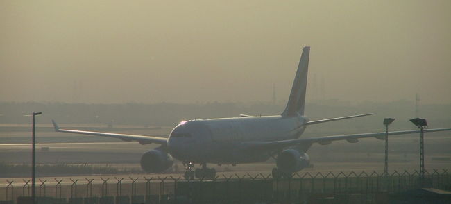 ドゥバイ空港には、<br />次々に到着便が降り立ちます。