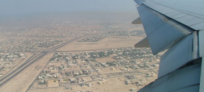 郊外に出ると、砂漠地帯の中に豪邸が。。。 <br />すごい国です。