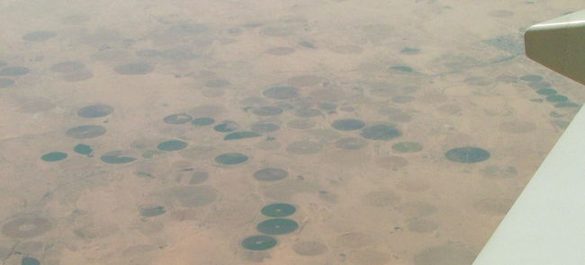 砂漠地帯を通過。<br />サークル状の、水を貯えた施設が見えてきます。<br />何だろう？