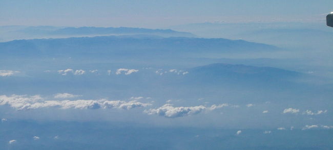 イスタンブール上空を過ぎたあたりで、<br />山々が見えて来た。