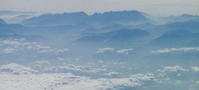 クロアチアのザグレブ付近を通 過中。<br />少しずつ山肌が険しくなって来ます。