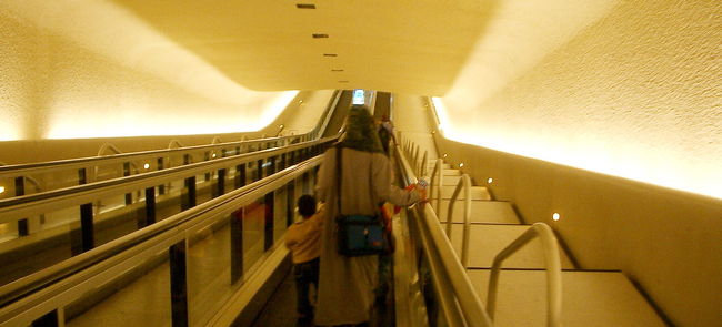 長ーいエスカレーターに乗り。。。