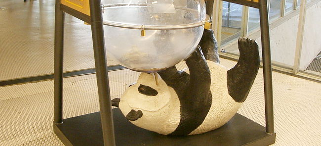 いつものパンダ募金箱を見ると、入国審査。<br />かなり念入りで長い列に並ぶが、<br />日本人はチラっ見ただけ。