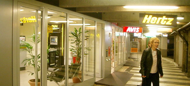 ハーツオフィスにて簡単な手続きを済ませ、<br />車に乗り込む。