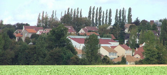 民家を見ながら、<br />まずはフォンテンヌブローの森へ向かいます。