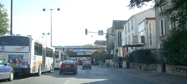 高速を降りると、<br />フォンテンヌ手前の街でプチ渋滞。