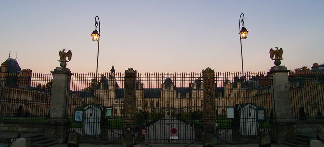 フォンテンヌブロー城の入口は閉門。ん？<br />時計を見ると、とっくに7時をまわっている！<br />こんな時間になっているとは、知らなかった。<br />内部見学は諦めです（＞＜<br /><br />前に来てるからまぁいいか。。