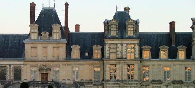 静まり返る建物