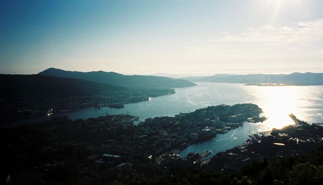 ベルゲンのハーバーが一望。7月ごろ夜11時頃まで明るく、レストランなども夜中まであいている。9月過ぎると夕方5時には閉めてしまう。