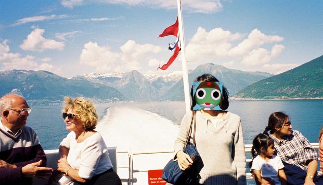 翌朝ベルゲンはもやがかかっていたが、気温が上がると快晴に。高速フェリーでベルゲンを出て、いくつかのフィヨルド、港に寄りつつ、ノルウェー最大のソグネフィヨルドを通りフロムまで約4時間。高速なので風が強く冷たくあまり外にはいられない。