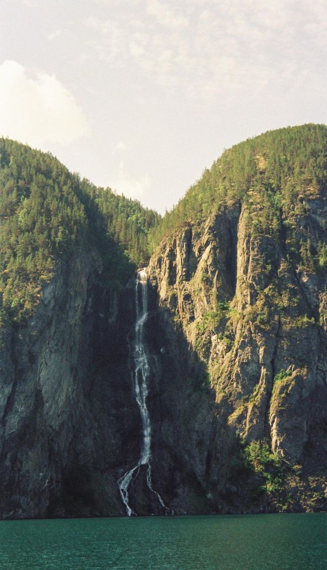 奥に行くにつれ滝もあちらこちらに。