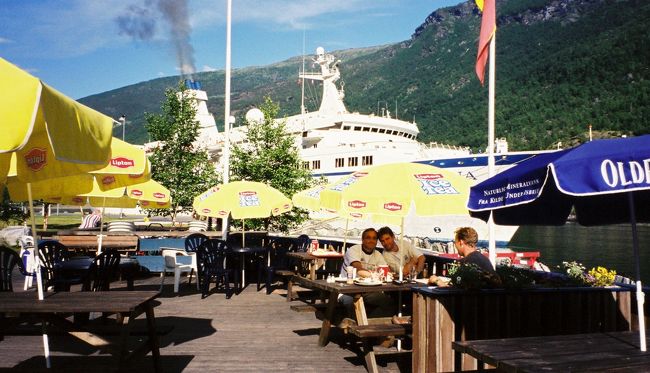 フロムに到着。ちょうど高級大型客船も寄港し、3時間ほどで出発していった。