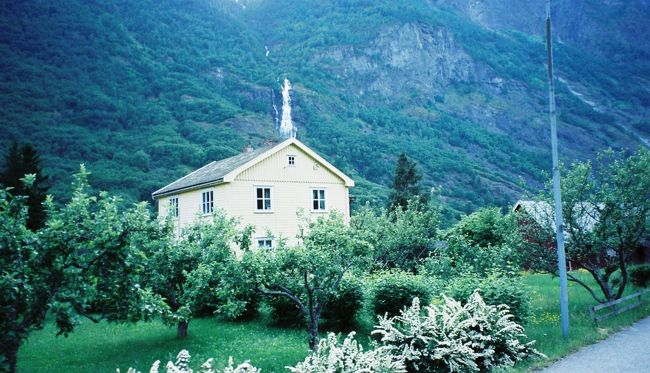 人々は狭い平らな土地を耕作して暮らしている。