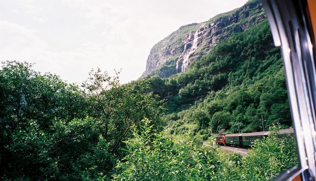 左右の頭上には滝が。
