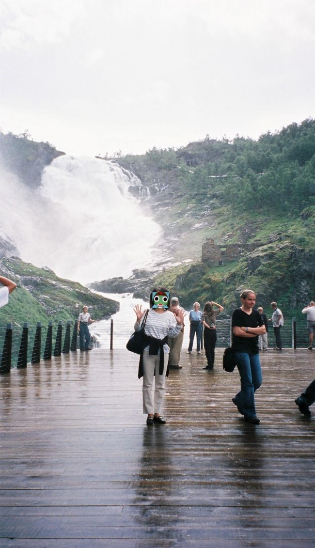 途中ショッスフォッセンの滝で停車。滝の中から乙女が現れ舞を踊る謎のパフォーマンスつき・・・