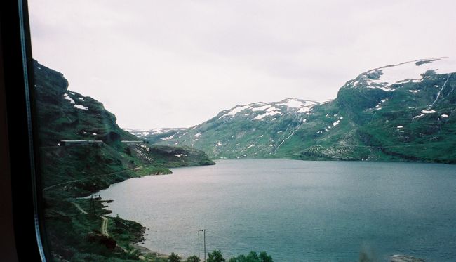 フロム鉄道終点ミルダルからベルゲンとオスロを結ぶベルゲン線に乗り換え、オスロを目指す。高地を走るので夏なのに雪の残る荒涼とした景色が広がる。